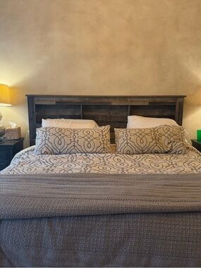 Pottery Barn - duvet, cover and pillow, shams 
Bedding Set